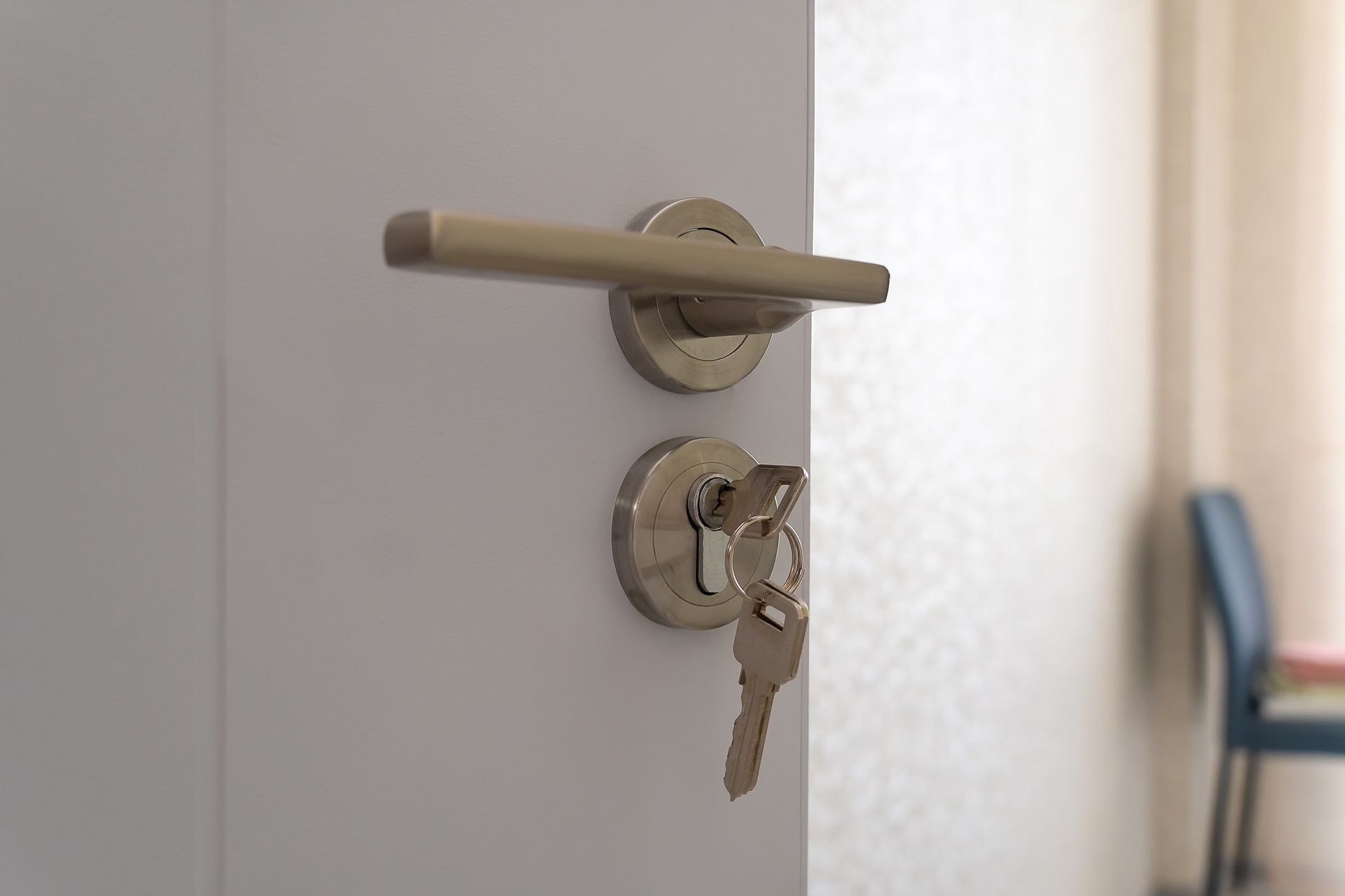 Une clé dans la serrure d'une porte.