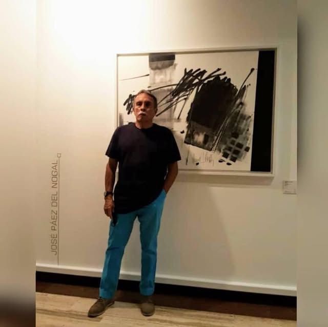 Icono de marcador de posición gris claro con un sol y montañas sobre fondo blanco