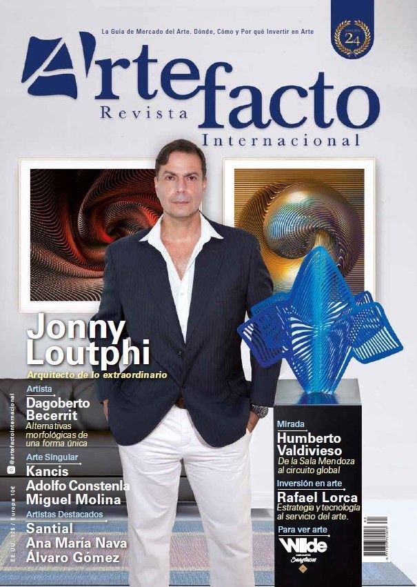 Portada de la revista Artefacto Internacional con un hombre de traje oscuro junto a esculturas.