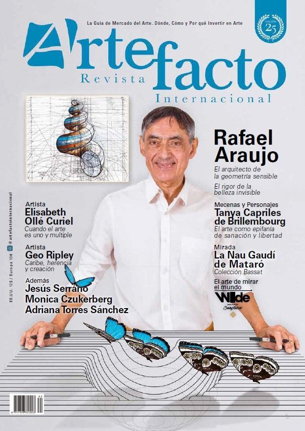 Portada de la revista Artefacto con el retrato de un hombre y una obra de arte en cerámica azul sobre un fondo blanco.