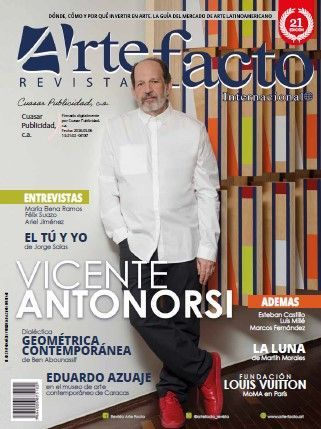Portada de la revista Artefacto con el retrato de un hombre y una obra de arte en cerámica azul sobre un fondo blanco.