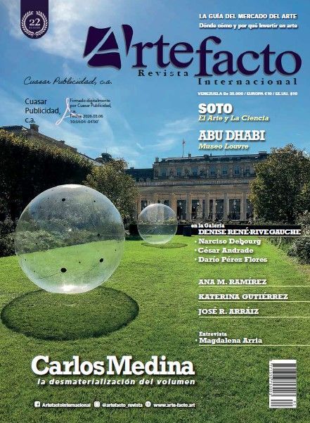 Portada de la revista Artefacto con el retrato de un hombre y una obra de arte en cerámica azul sobre un fondo blanco.