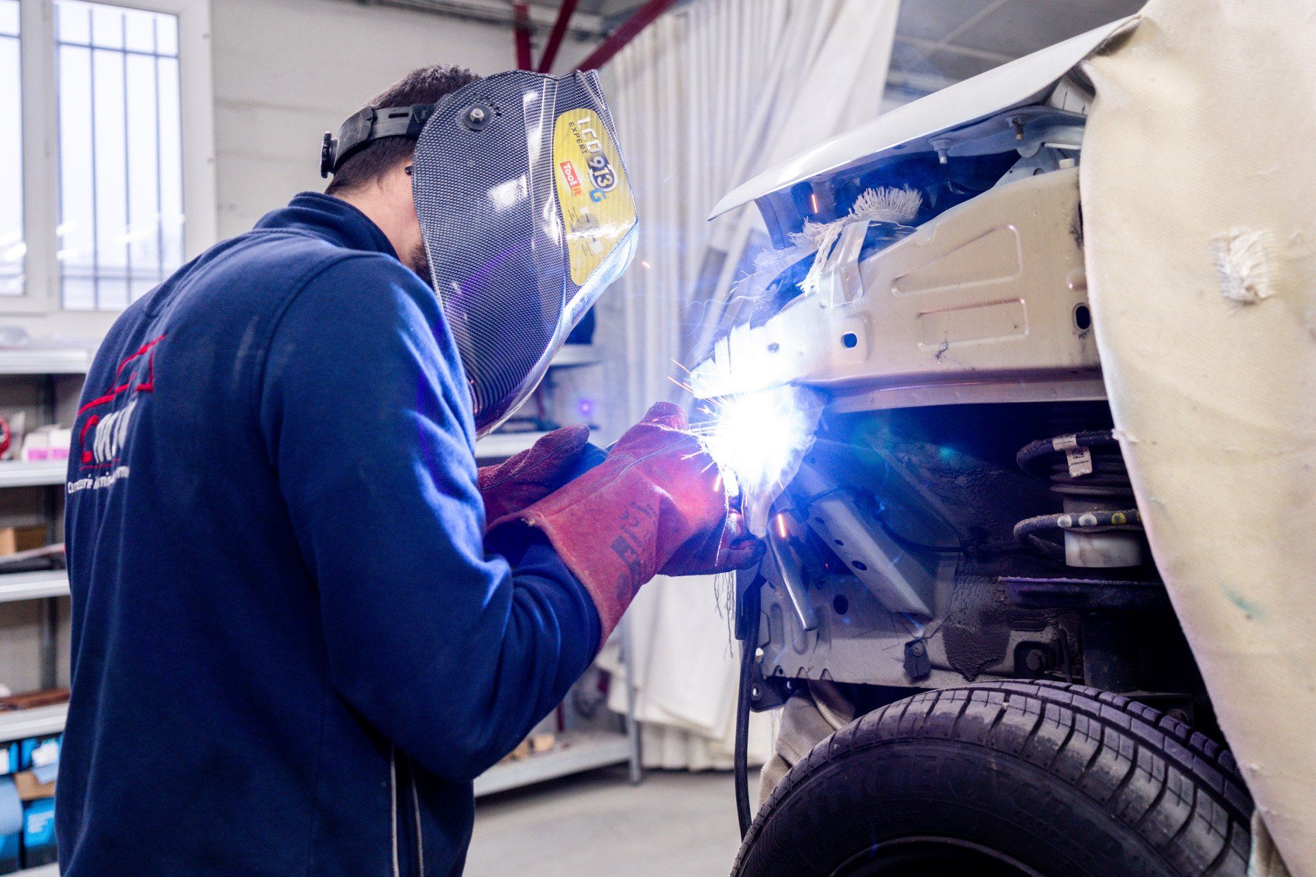 Mécanicien qui soude