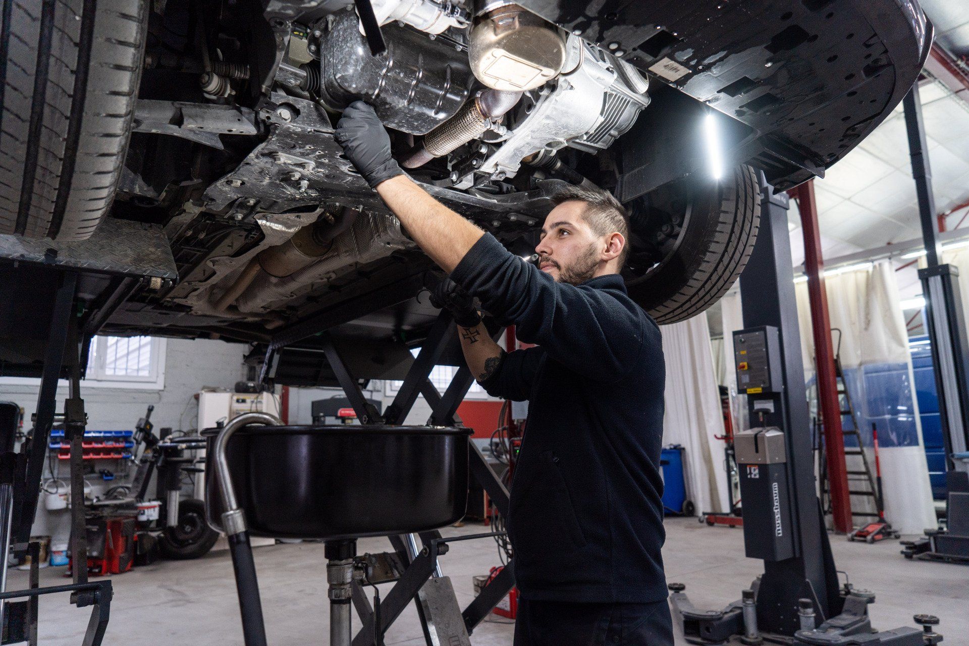 Mécanicien sous la voiture