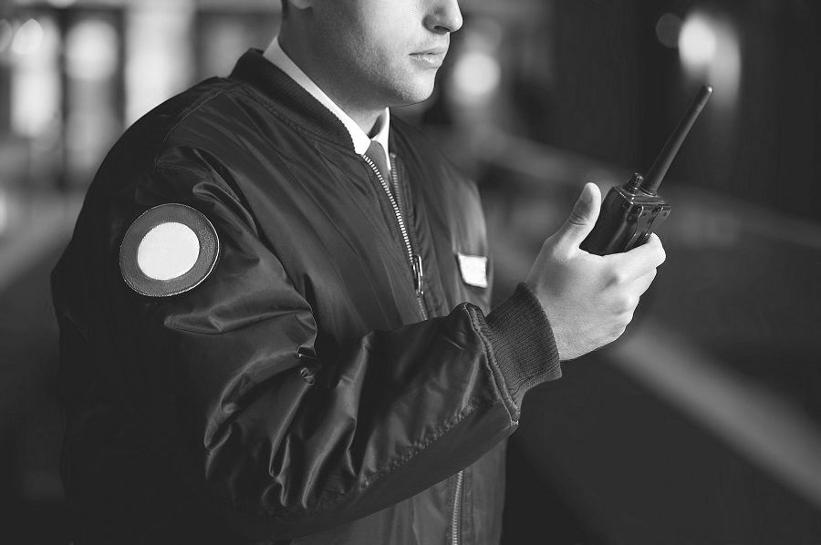 Agent de sécurité avec un talkie walkie dans la main