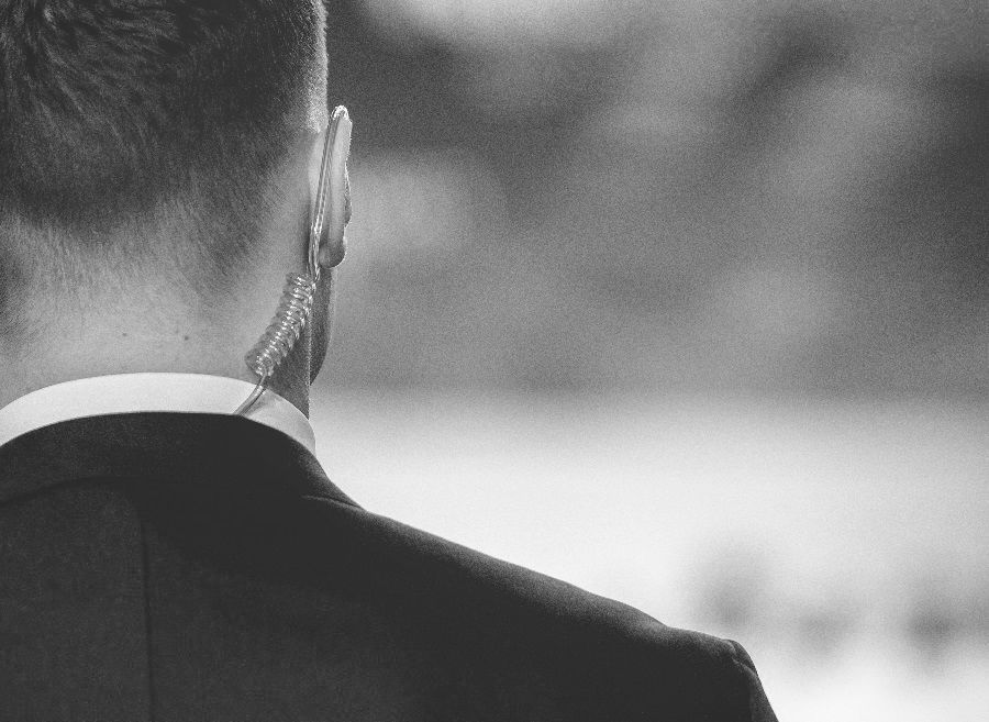 Homme avec une oreillette