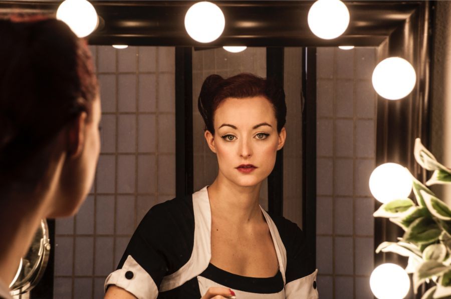 Femme devant un miroir