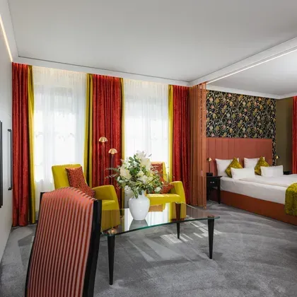 Ein Hotelzimmer mit gelben und roten Vorhängen