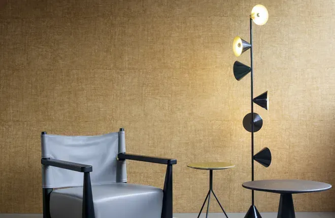 Ein stilvolles Interieur-Foto mit einer gold-strukturierten Tapete