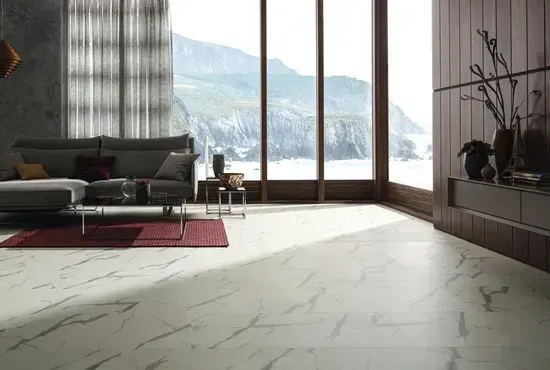 Ein heller Bodenbelag mit feinen, dunklen Linienmustern, der einem Wohnzimmer mit Bergblick eine künstlerische Note verleiht.