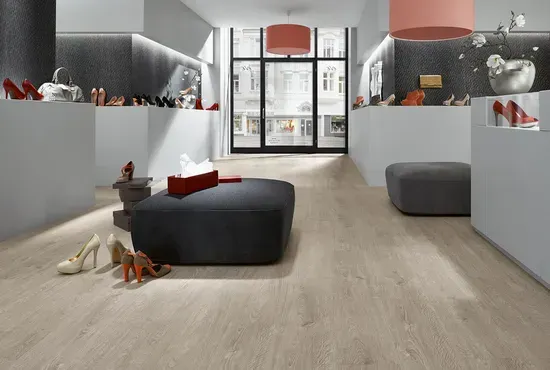 Ein minimalistisch gestalteter Verkaufsraum für Schuhe mit grauen Wänden