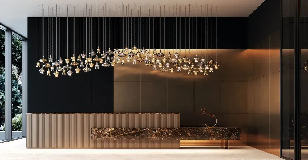 Eine weitläufige, filigrane Design-Hängeleuchte mit vielen kleinen Lichtpunkten über einem Sideboard in einem dunklen Raum.