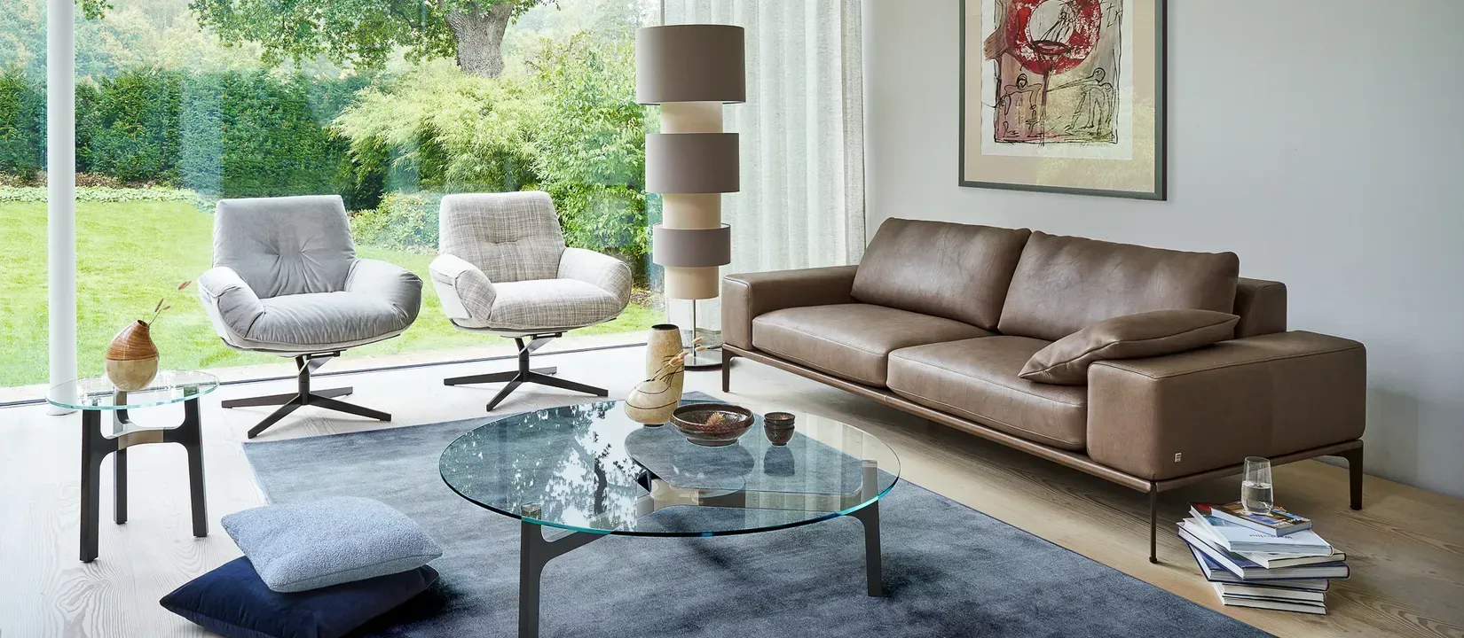 Helles Interieur mit großen Fenstern