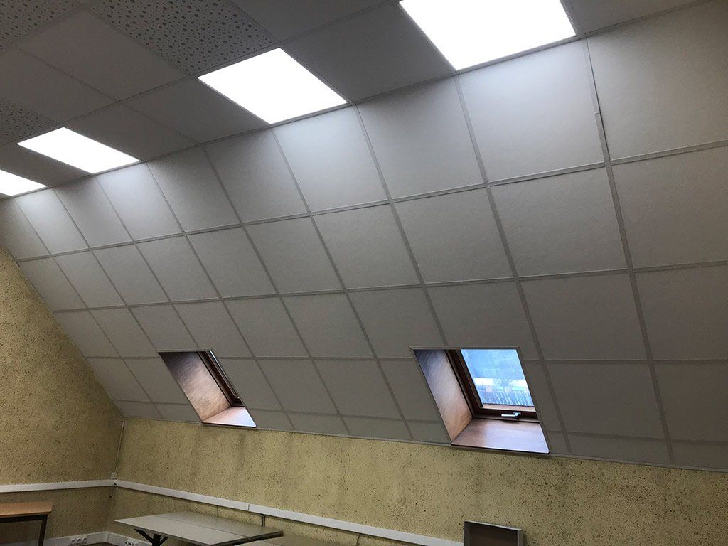 Faux plafond à installer sur un mur de combles