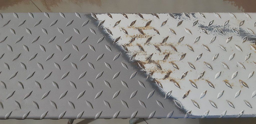 Décapage d'une plaque métallique