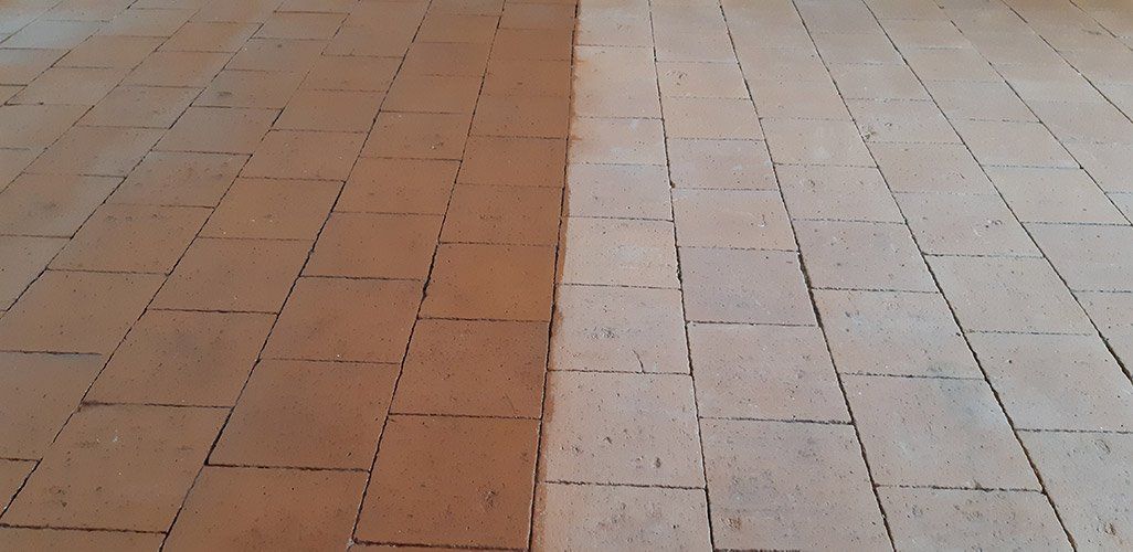 Décapage d'un sol à dalles