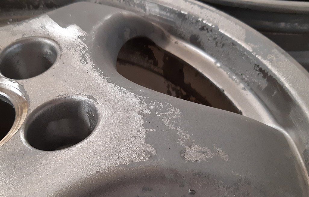 Aérogommage sur une jante de voiture