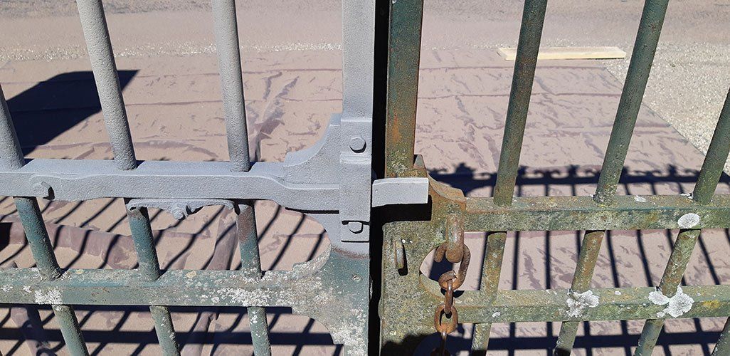 Décapage de portail en fer forgé