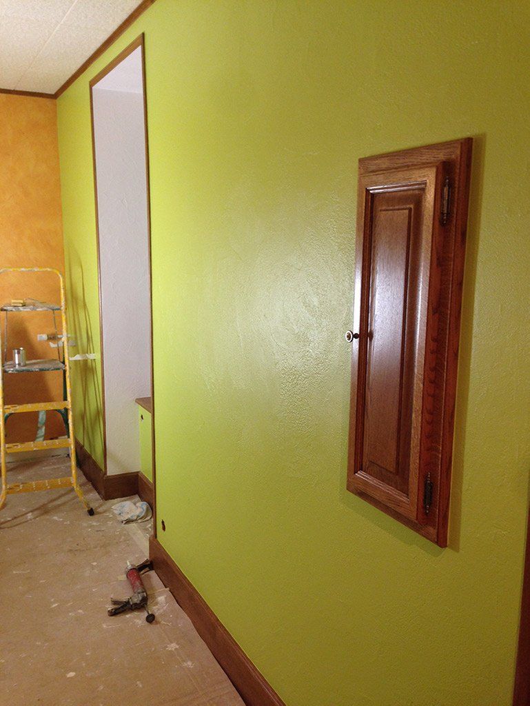 Pièce avec moulure en bois repeinte en vert