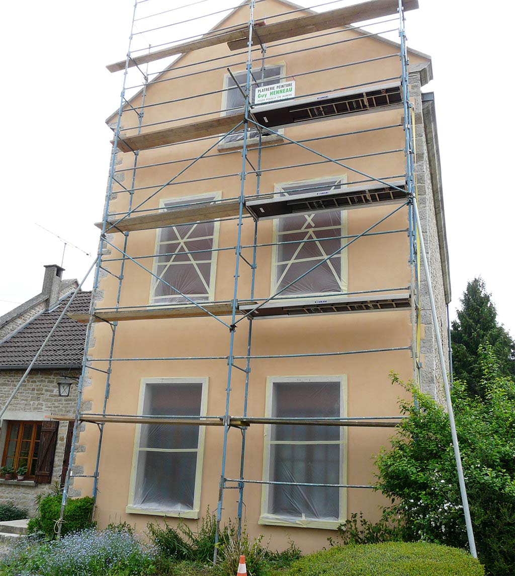 Échafaudage d'une façade de bâtiment