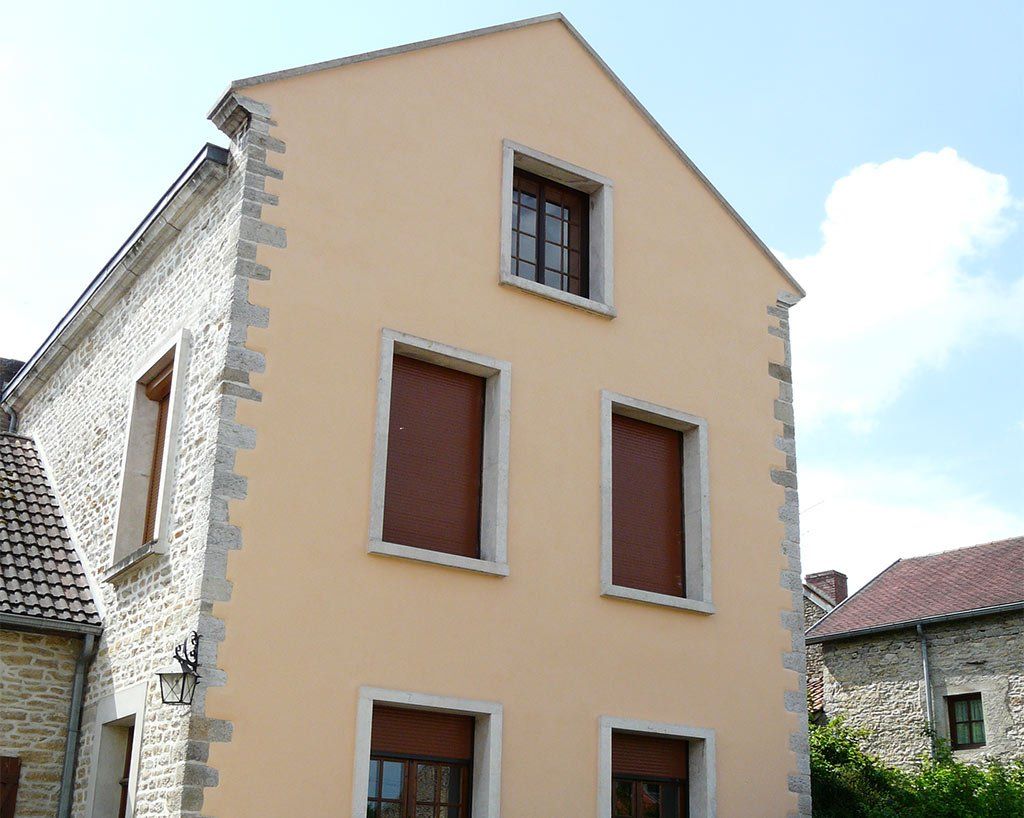 Façade de bâtiment repeinte en beige