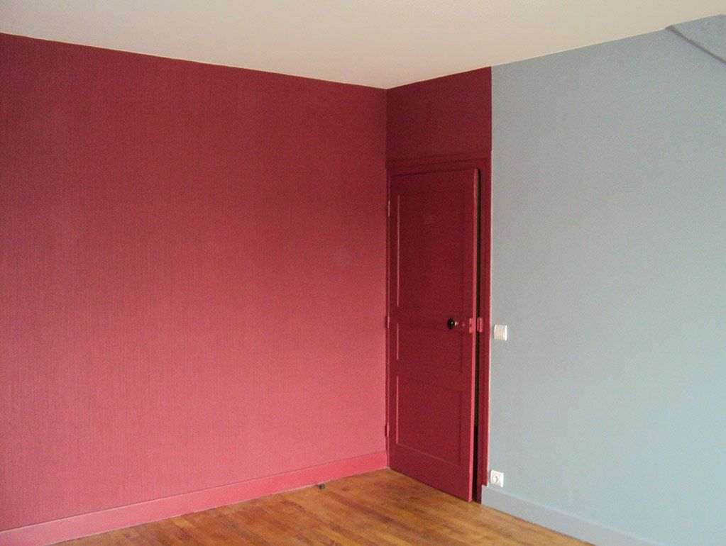 Demi-pièce repeinte en rouge dont la porte
