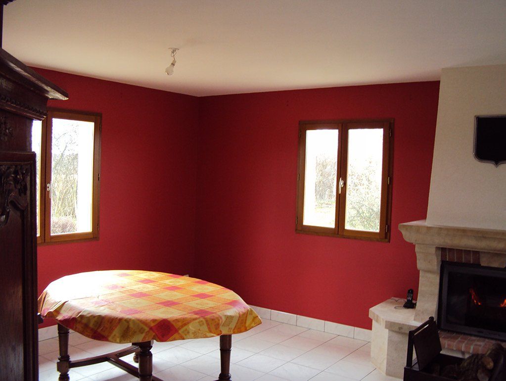 Mur d'un salon peint en rouge