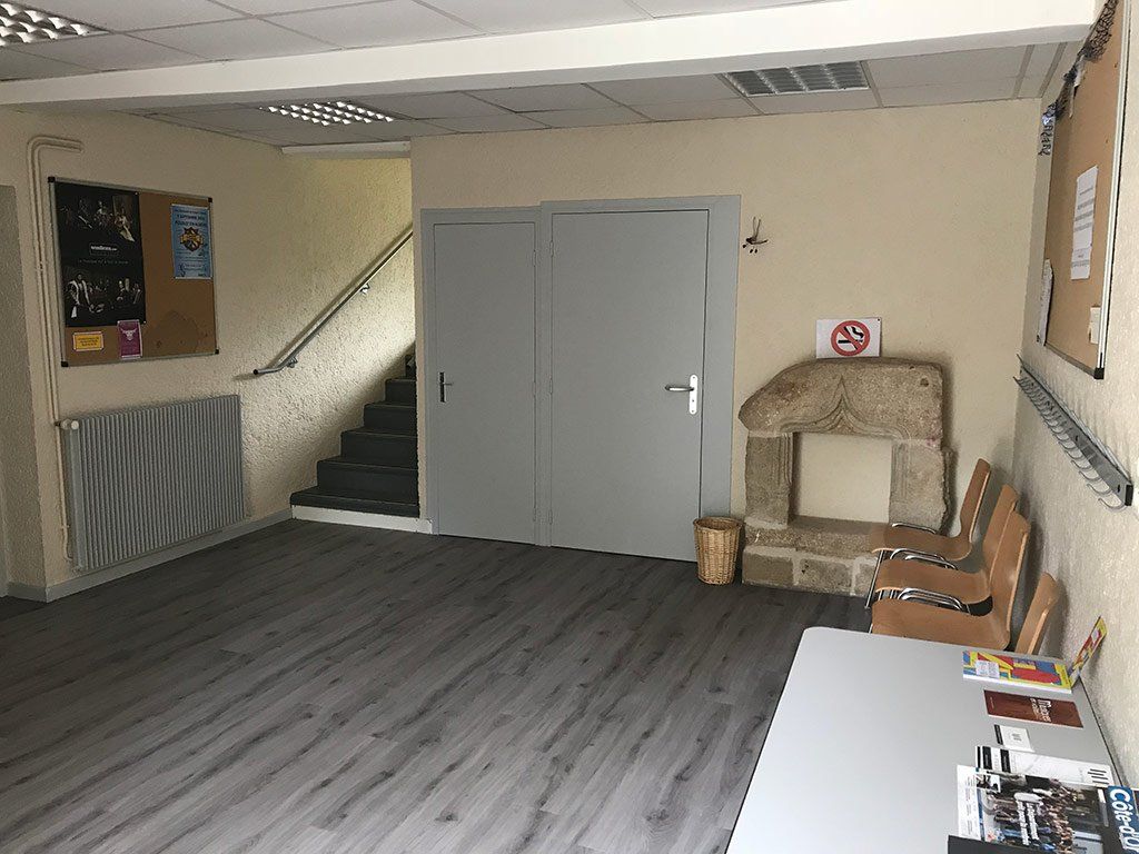 Pièce avec revêtement de sol imitation en bois gris