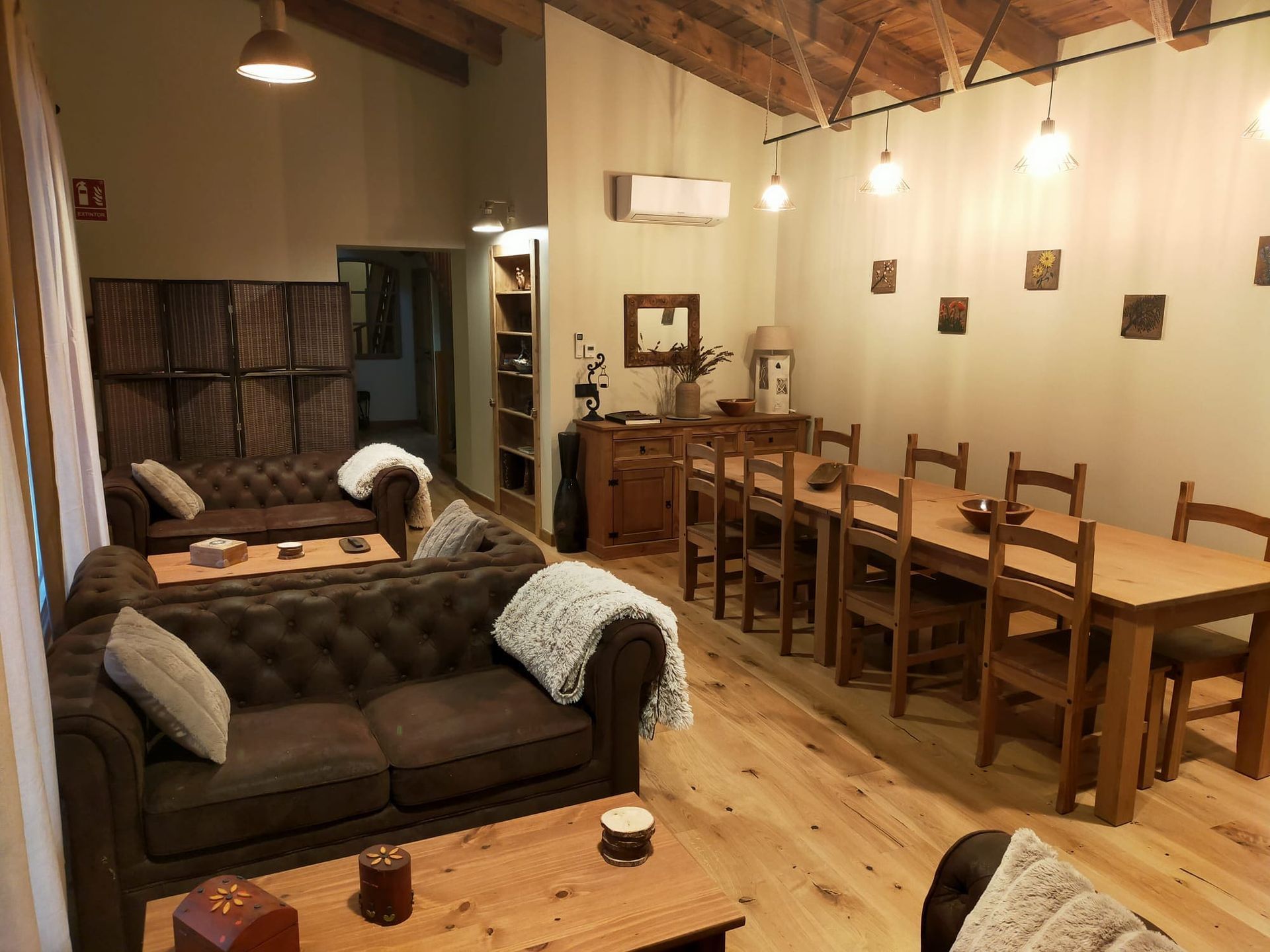 Una sala de estar con sofá, mesa y sillas.