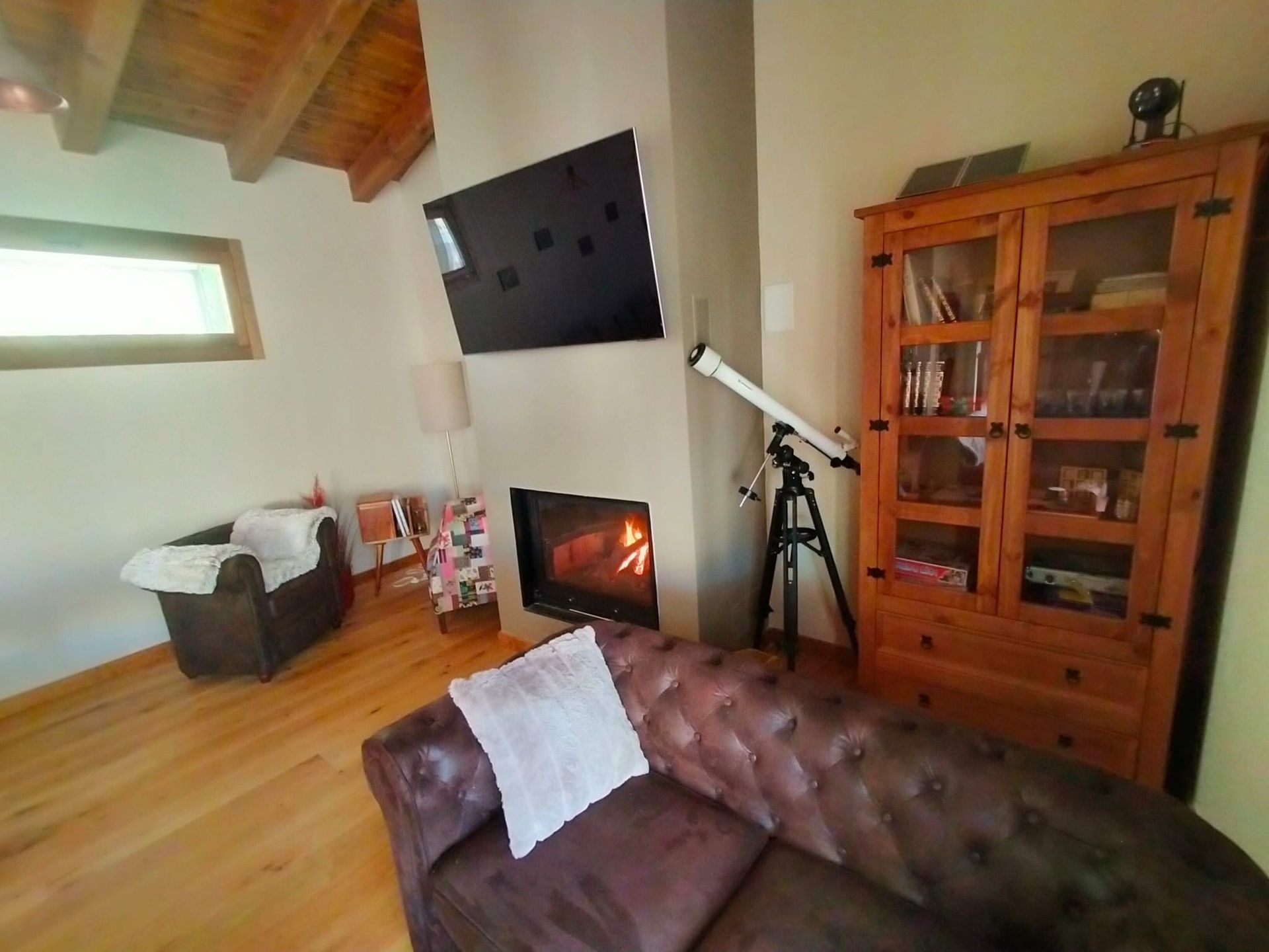 Una sala de estar con un sofá y una chimenea.
