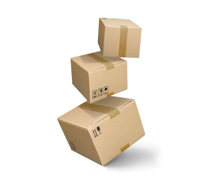 Tres cajas de cartón apiladas precariamente una encima de otra.