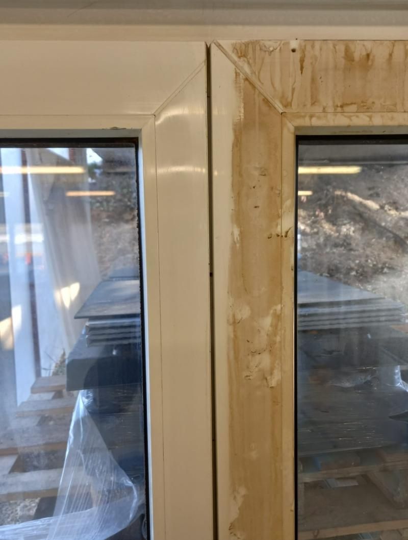 Un gros plan d'une fenêtre avec de la peinture écaillée dessus - KO Nettoyages Sàrl