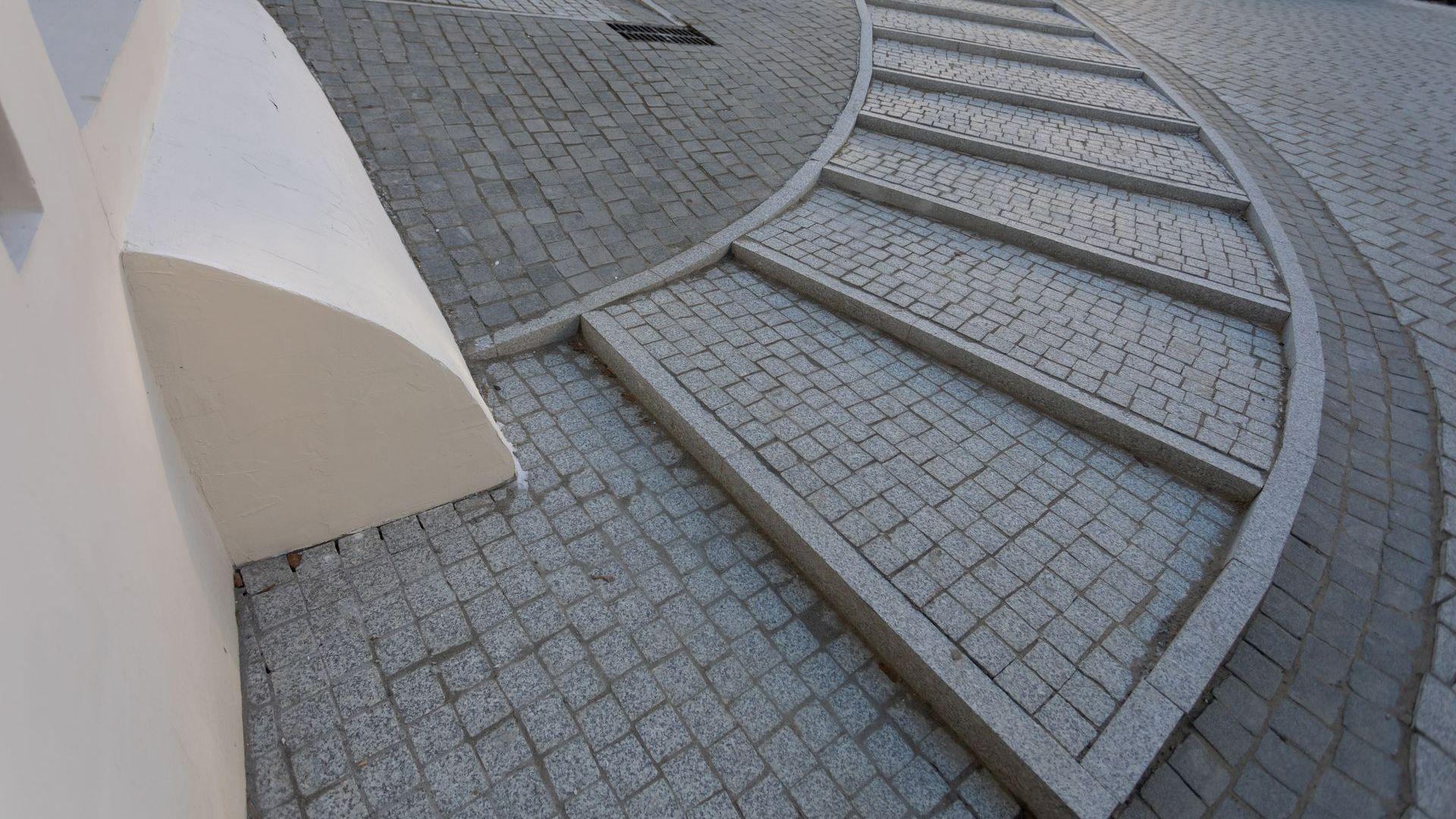 Cours et escaliers en pavés