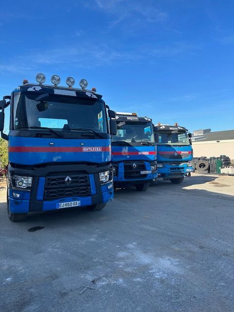 Trois camions bleus estampillés Ientilezza BTP