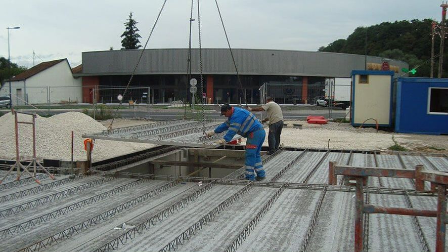 Pose de la couverture d'un bâtiment industriel