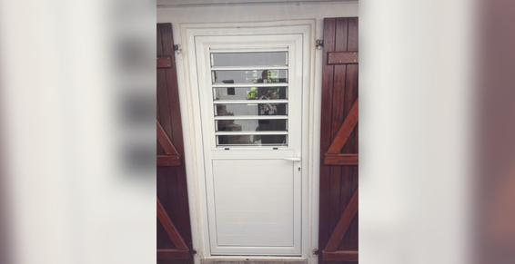 Porte 1 battant avec fenêtre security integré aluminium