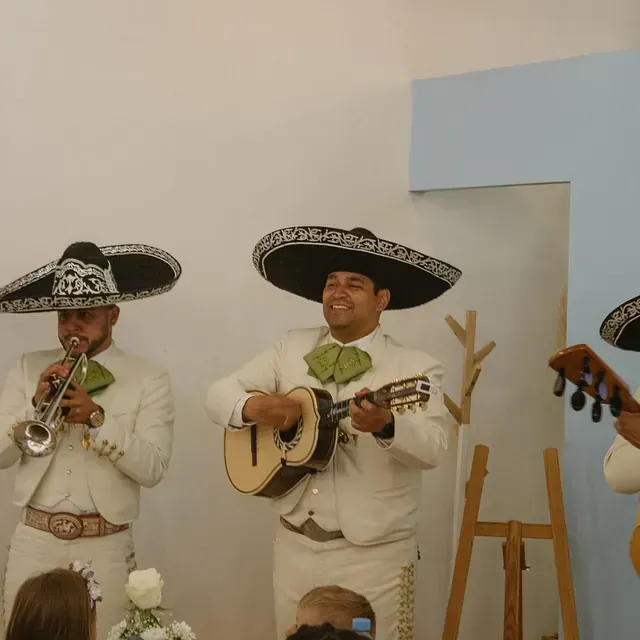 Un hombre tocando una guitarra y otro hombre tocando una trompeta