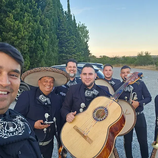 Un hombre tocando una guitarra y otro hombre tocando una trompeta