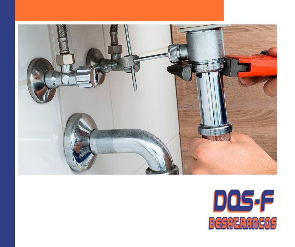 Una persona está arreglando un grifo con una llave inglesa.