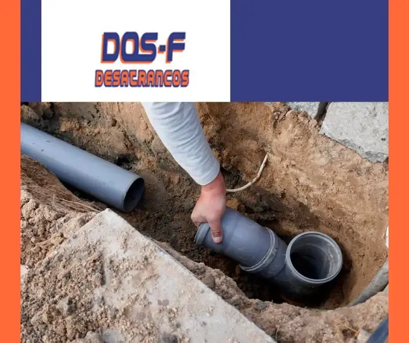 Una persona está arreglando una tubería en un agujero con el logo de dos-f benerances