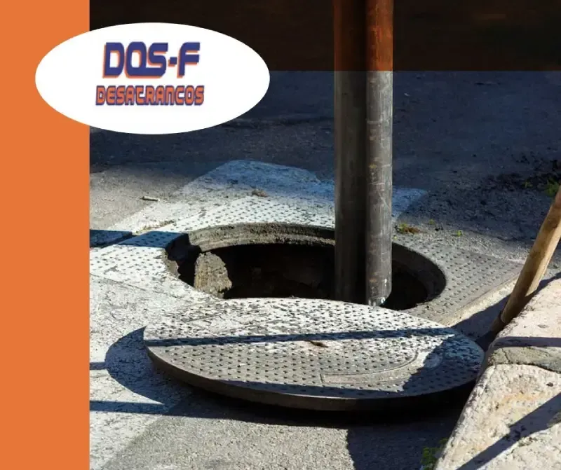 Una tapa de alcantarilla con la palabra dos-f escrita en ella