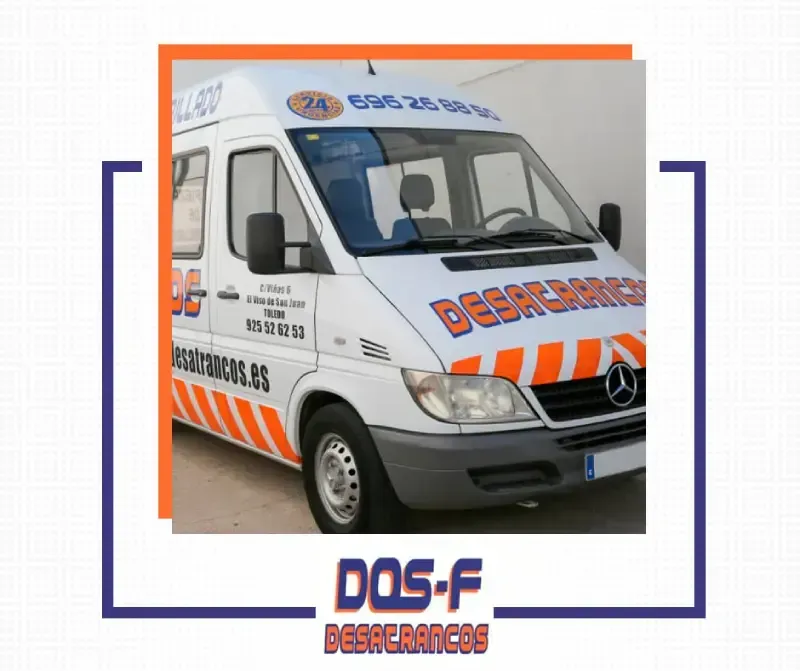 Una camioneta blanca con rayas naranjas en el costado dice dos-f