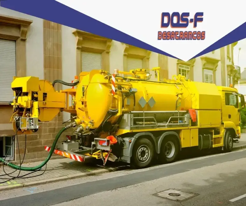 Un camión de vacío amarillo está estacionado al costado de la carretera.