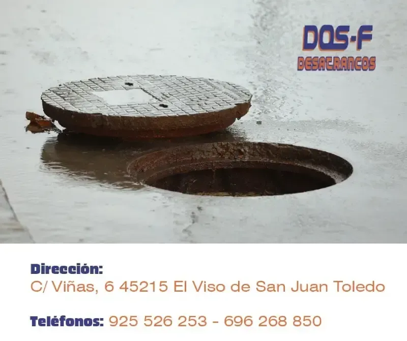 Una tapa de alcantarilla está colocada encima de un agujero en el suelo.