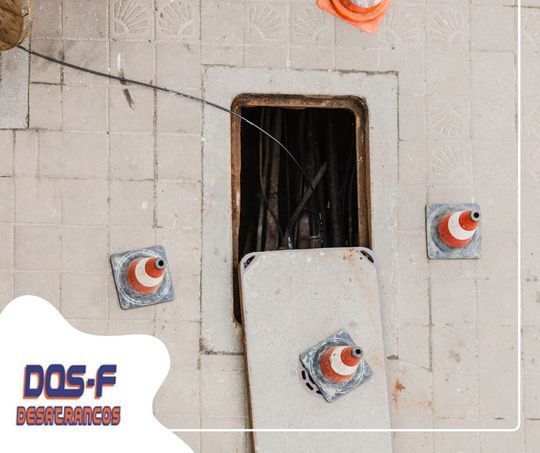 Una imagen de un agujero en una pared que dice dos-f