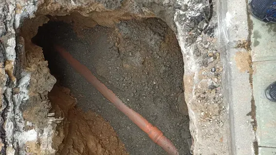 Un tubo sobresale de un agujero en el suelo.