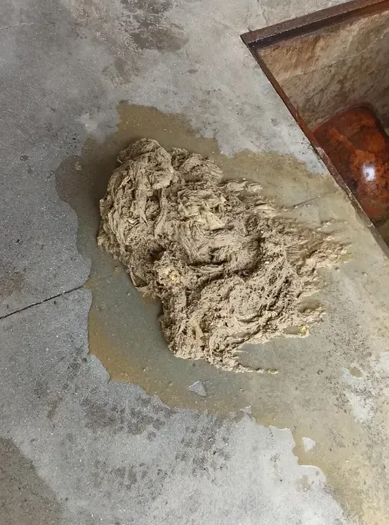 Un montón de tierra reposa sobre un piso de concreto.