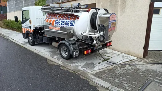 Un camión blanco está estacionado al costado de la carretera.