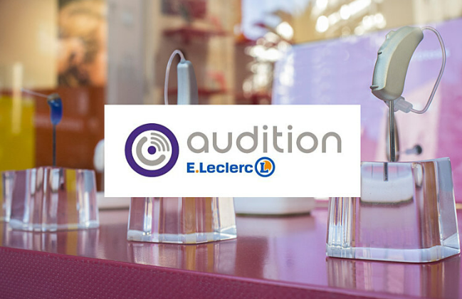 Appareils auditifs exposés dans un centre Audition E.Leclerc spécialisé dans les solutions pour la correction de l'audition.