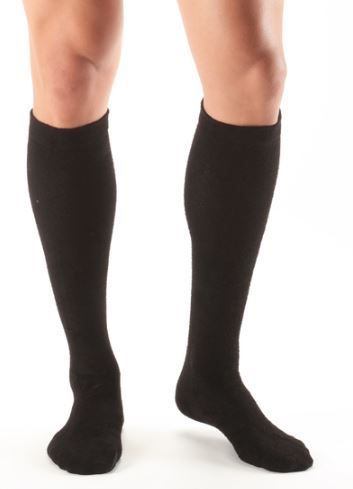 Personne portant des chaussettes de compression noires.